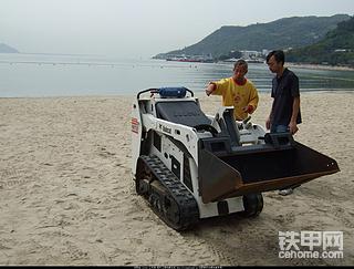 山貓微型滑移裝載機(jī)