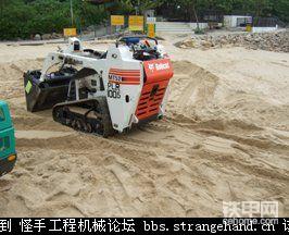 山貓微型滑移裝載機(jī)