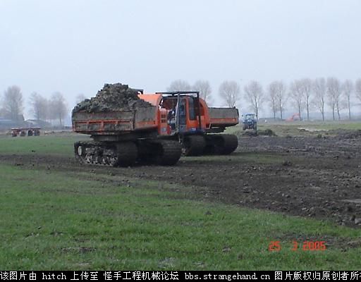 日立履帶式小型自卸車