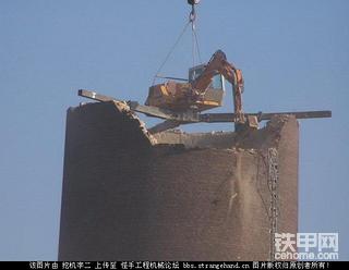 挖掘机与履带吊配合拆烟囱