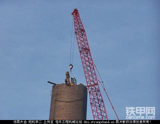 挖掘机与履带吊配合拆烟囱