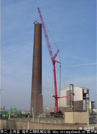 挖掘机与履带吊配合拆烟囱