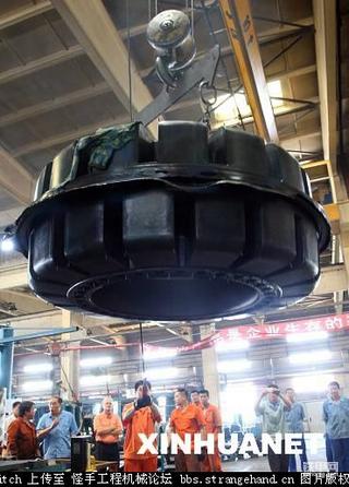 全球最大实心轮胎在烟台问世 直径1.78米 重2吨