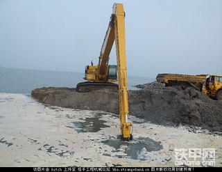 卡特365C长臂挖掘机挖泥