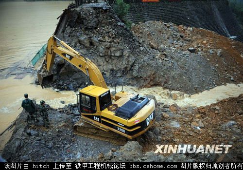 廣西卡馬水庫(kù)開(kāi)壩泄洪 挖掘機(jī)首當(dāng)其沖！