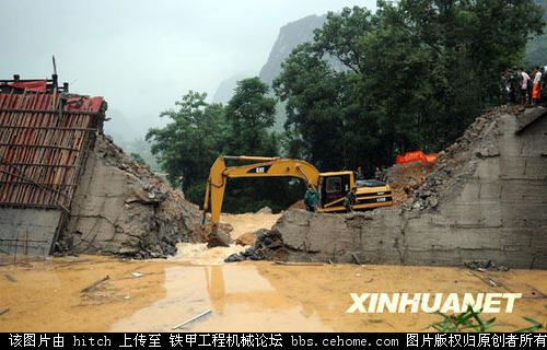 廣西卡馬水庫(kù)開(kāi)壩泄洪 挖掘機(jī)首當(dāng)其沖！