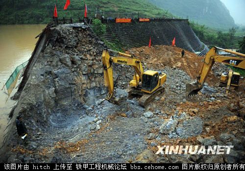 廣西卡馬水庫(kù)開(kāi)壩泄洪 挖掘機(jī)首當(dāng)其沖！