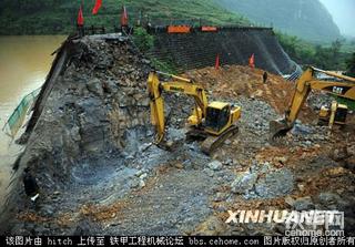 广西卡马水库开坝泄洪 挖掘机首当其冲！