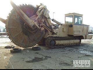 国外的大型开沟设备