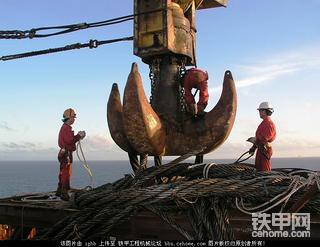 锻造的大钩头吊钩比人还高