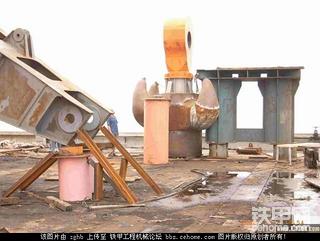 锻造的大钩头吊钩比人还高