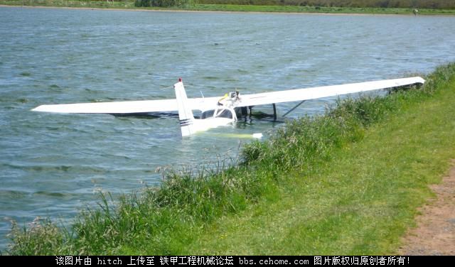 昔日“直升機吊挖掘機”，今朝“挖掘機吊直升機”