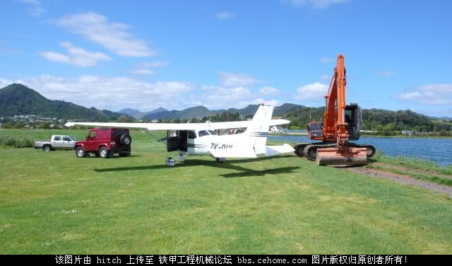 昔日“直升機吊挖掘機”，今朝“挖掘機吊直升機”