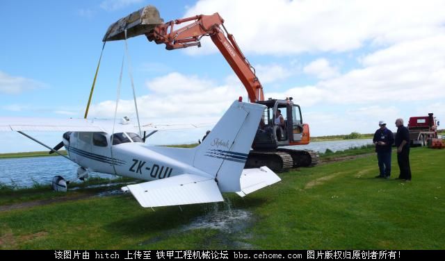 昔日“直升機吊挖掘機”，今朝“挖掘機吊直升機”