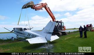 昔日“直升机吊挖掘机”，今朝“挖掘机吊直升机”