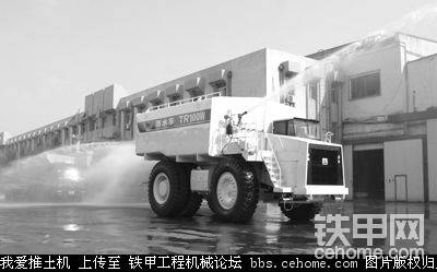 北方股份研制的新產(chǎn)品TR100W礦用灑水車