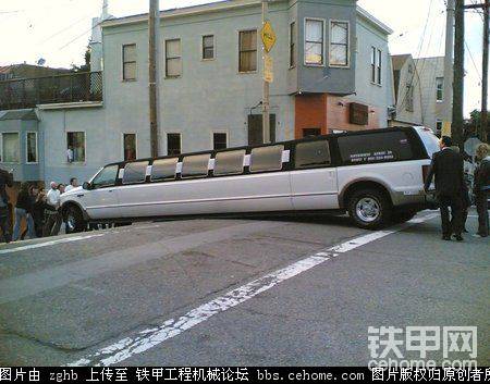 超豪華加長轎車一不小心成了一個蹺蹺板