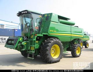 某港口刚到的约翰迪尔、凯斯、Dunker、消防车