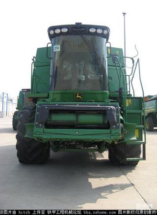 某港口刚到的约翰迪尔、凯斯、Dunker、消防车