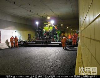 欧洲隧道内摊铺照片