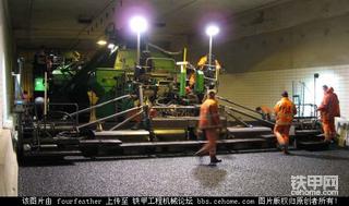 欧洲隧道内摊铺照片