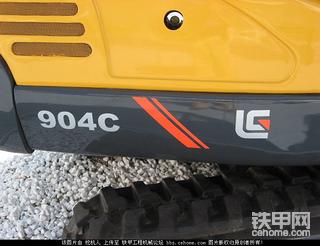 在國(guó)外展出的柳工小挖