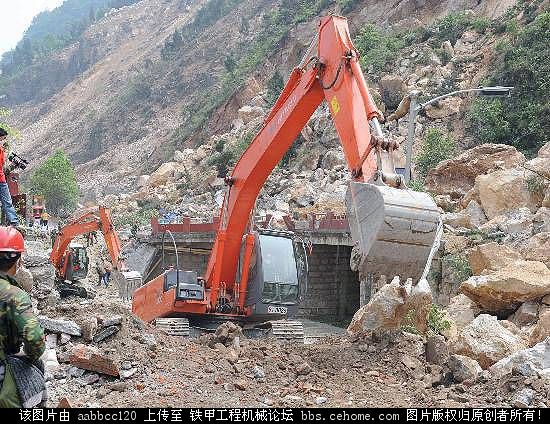 地震中的挖掘機(jī)