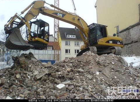 大挖机背小挖机