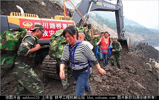 地震中的挖掘機(jī)3