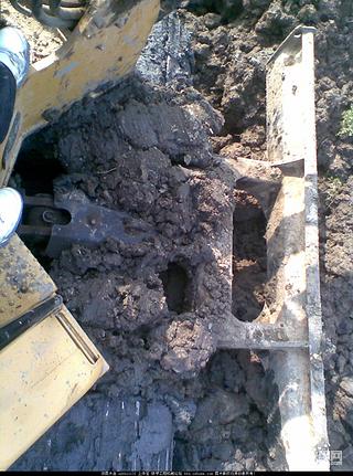 我的坐驾CAT305.5 鱼塘的干活