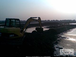 我的坐驾CAT305.5 鱼塘的干活