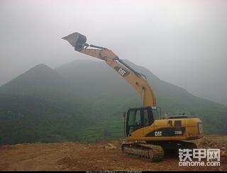 大山深處的美麗挖機(jī)