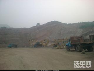 卡特挖機(jī)工地加油