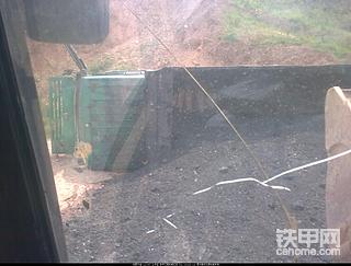 拉煤车的跌倒了