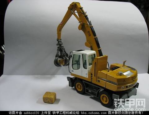 利勃海尔316轮式物料抓取挖掘机