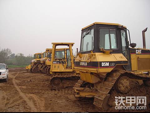 卡特推土機(jī)在開(kāi)會(huì)