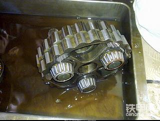 挖掘机行走系统