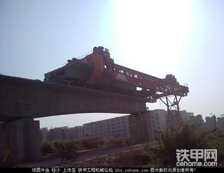 战地黄花分外香 汗洒工地苦也甜