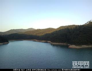 战地黄花分外香 汗洒工地苦也甜