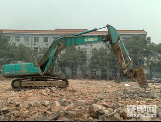 工地上的挖机
