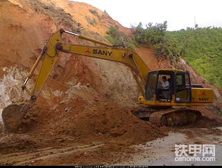 省道205线A标段上的机器