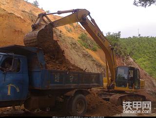 省道205線A標段上的機器