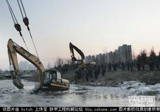 挖掘机抄近路冰上走  被冻在湖中近8个小时