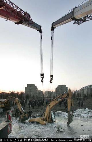 挖掘机抄近路冰上走  被冻在湖中近8个小时