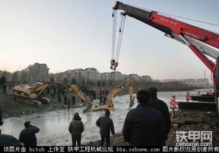 挖掘机抄近路冰上走  被冻在湖中近8个小时