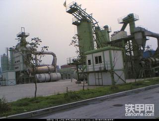 黑色拌和站的幾臺(tái)鏟車