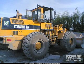 黑色拌和站的幾臺(tái)鏟車