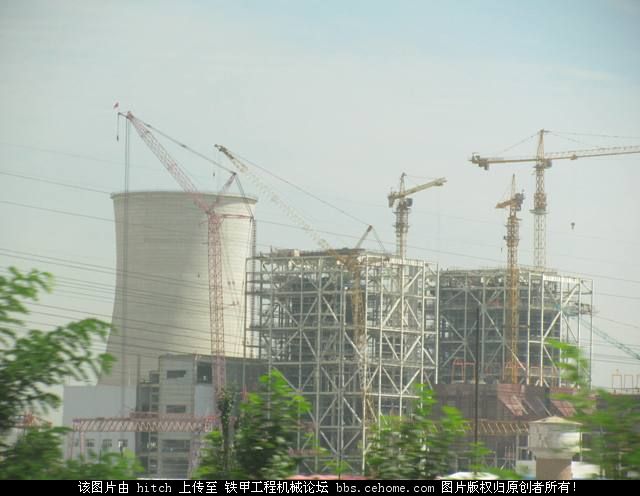 電廠的履帶吊，塔吊。