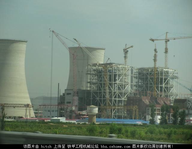 電廠的履帶吊，塔吊。