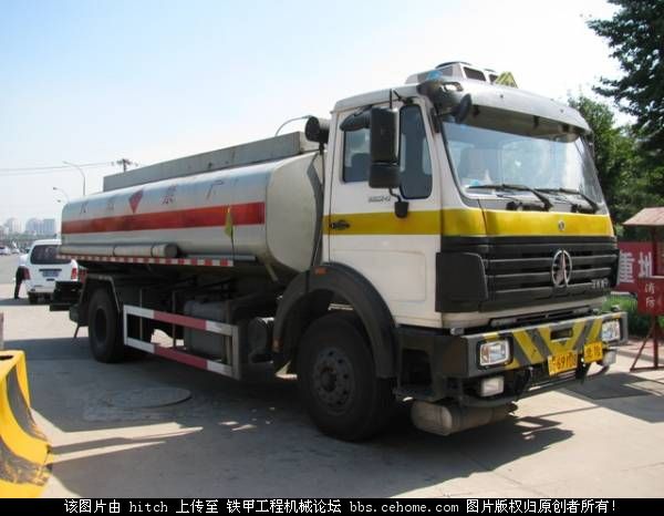 加油站的油罐車